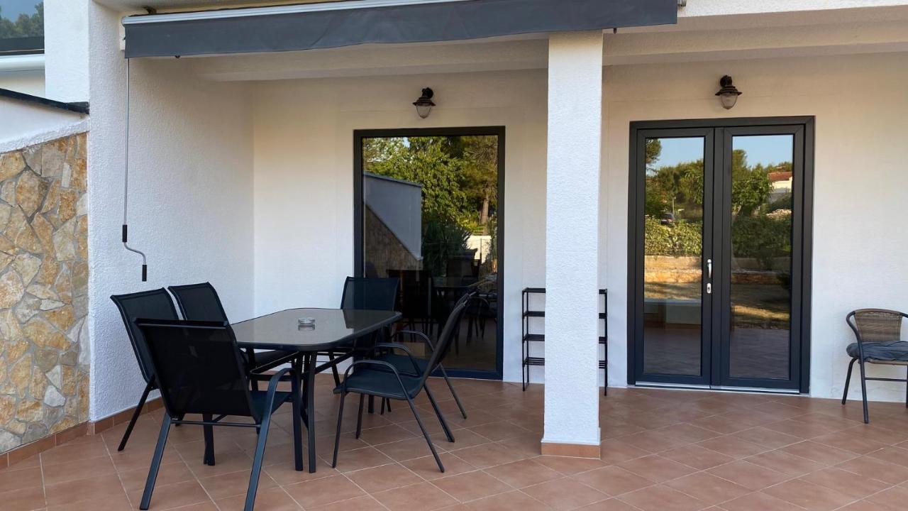 באניולה Villa Holiday מראה חיצוני תמונה